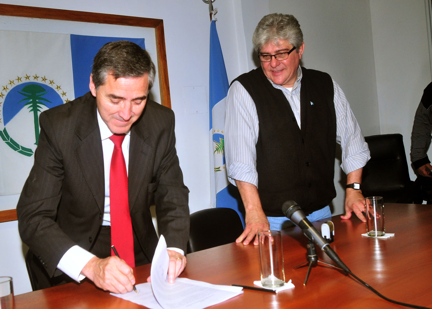 Sergio Rodríguez, Secretario General del CEC Neuquén, junto a Ernesto Seguel, Subsecretario de Trabajo de la provincia de Neuquén, durante la firma del acta acuerdo por el el día del empleado mercantil. 